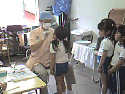 新宝珠幼稚園の検診の様子