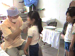 新宝珠幼稚園の検診の様子